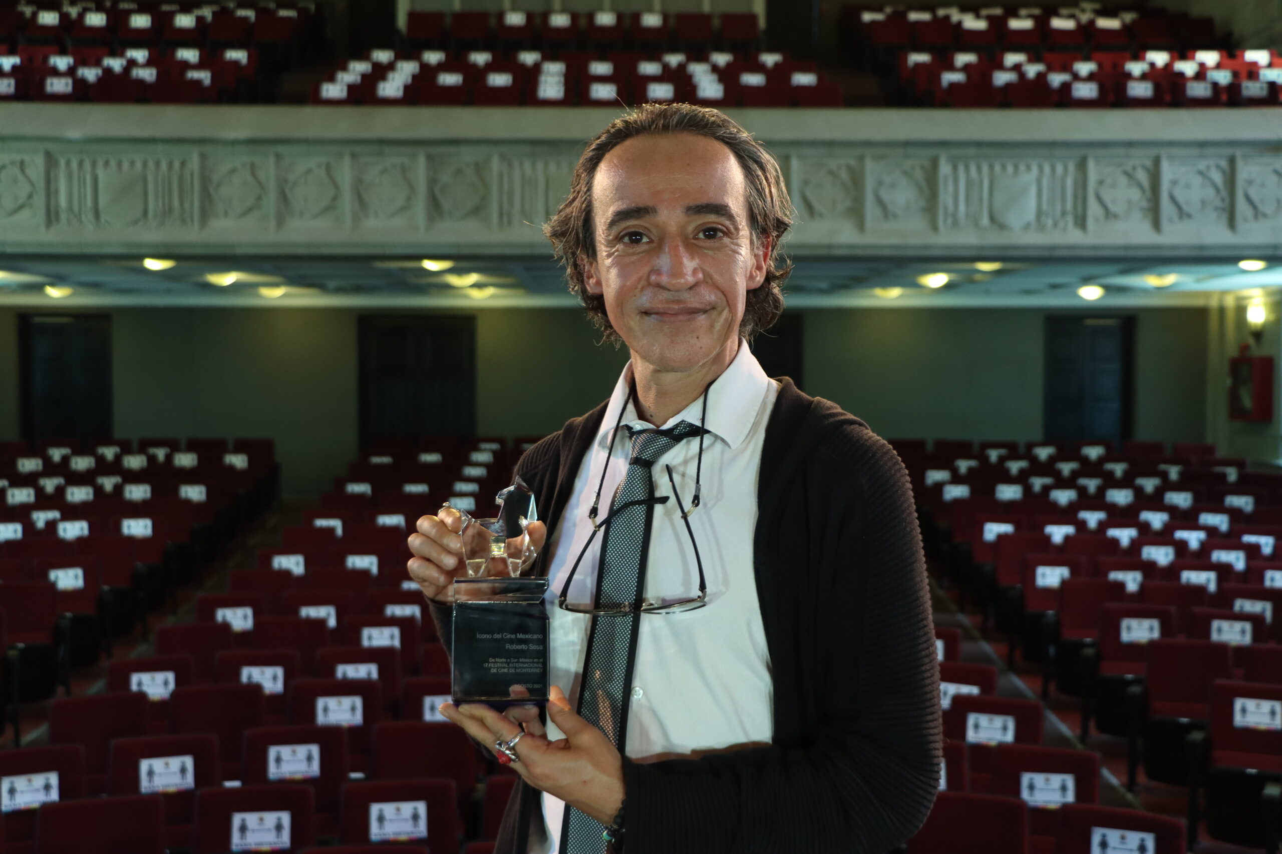 Roberto Sosa recibe el Cabrito de Cristal como Ícono del Cine Mexicano en  el 17 ficmonterrey - Bienvenidos al ficmonterrey 17